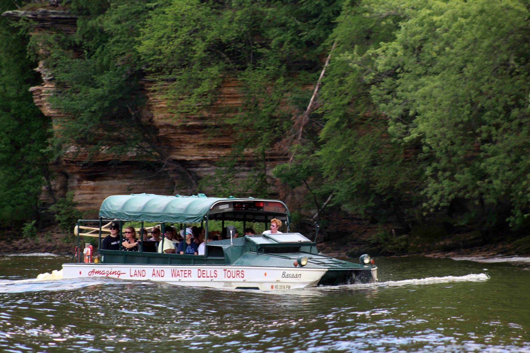 Orignal Wisconsin Duck heads upstream on Wisconsin River 2